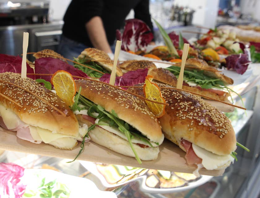 Sándwiches en exhibición en un negocio de comida.