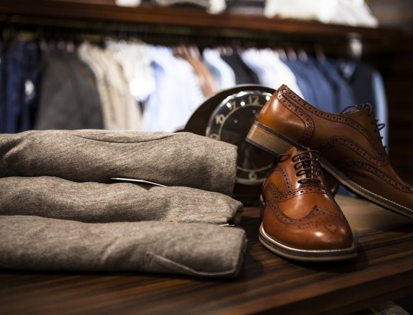 Ropa en una mesa en un tienda de ropa formal.