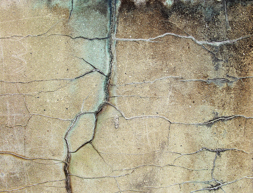 Des fissures dans le béton d'un fondation en besoin de réparation.