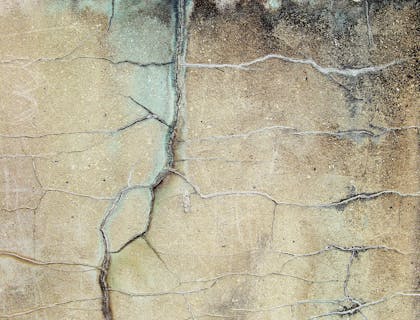 Delle crepe in una fondazione di cemento che necessitano di essere riparate.