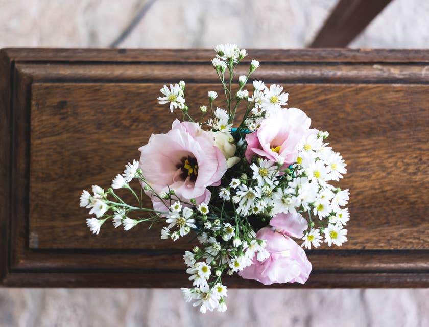 Flores em um caixão em um funeral.