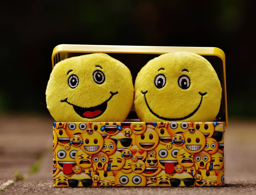 Due facce emoji gialle che ridono per qualcosa di divertente.