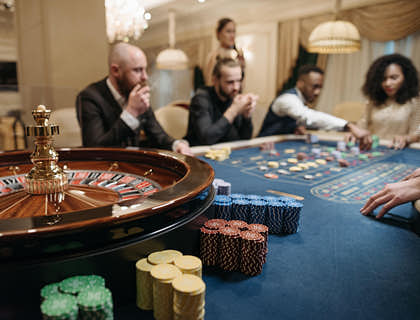 Jogadores jogando roleta em uma casa de apostas.