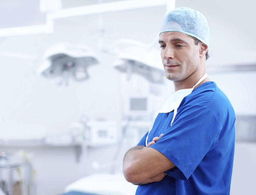 Gastroenterologista dentro de uma sala de cirurgia em um hospital.