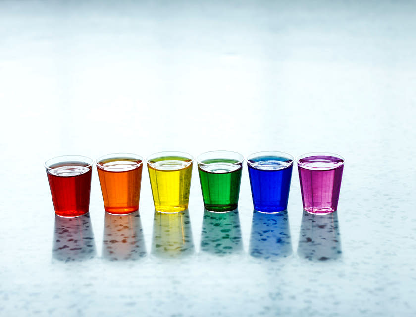vasos de shot en una superficie blanca en un bar gay