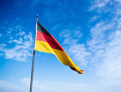 La bandera alemana en un negocio con nombre alemán.