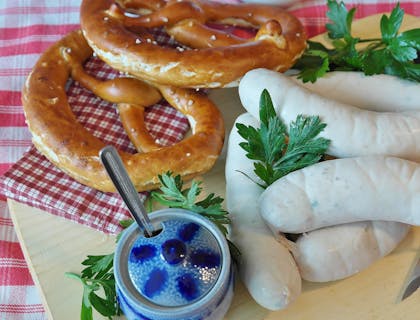 Salchichas Weisswurst y pretzels en un restaurante alemán.