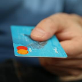 Obtén una tarjeta de crédito comercial.