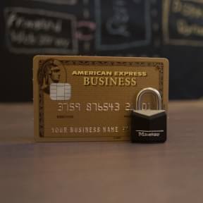 Obtén una tarjeta de crédito del banco.