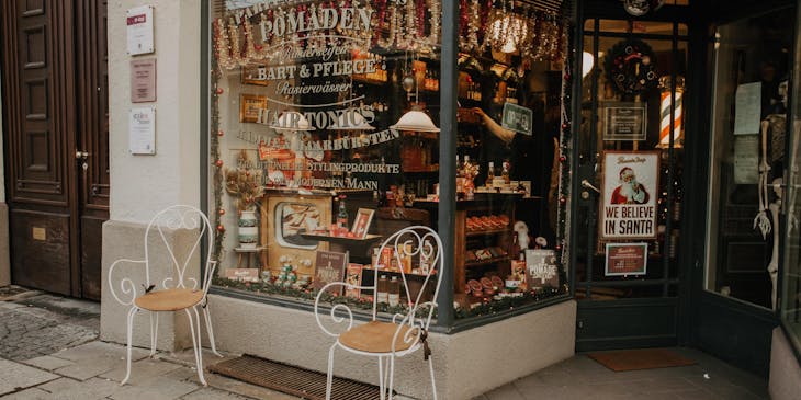The front window of a gift shop.