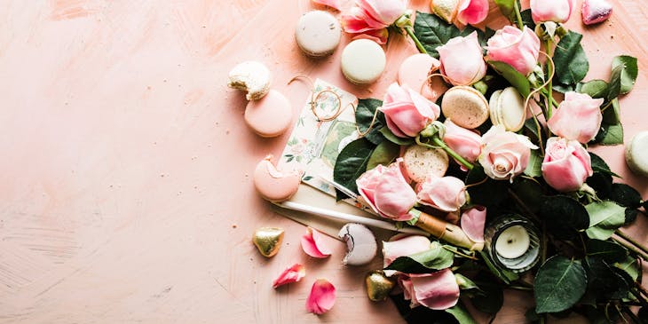 Fleurs et bonbons sur un fond rose.