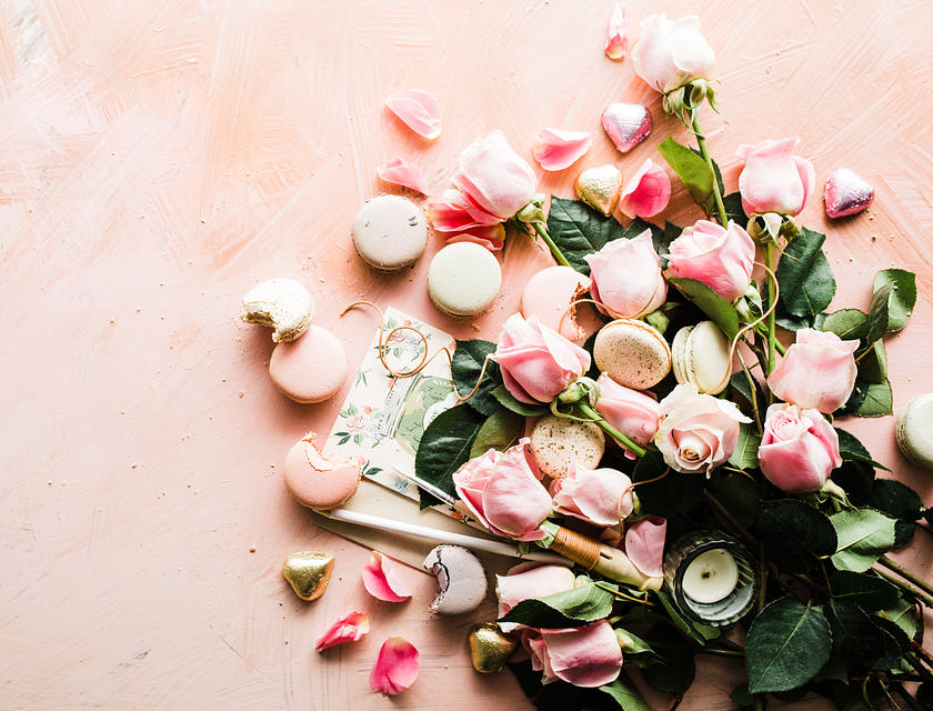 Fiori e caramelle su uno sfondo rosa.