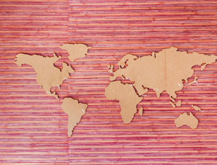 Œuvre d'art représentant une carte du monde.