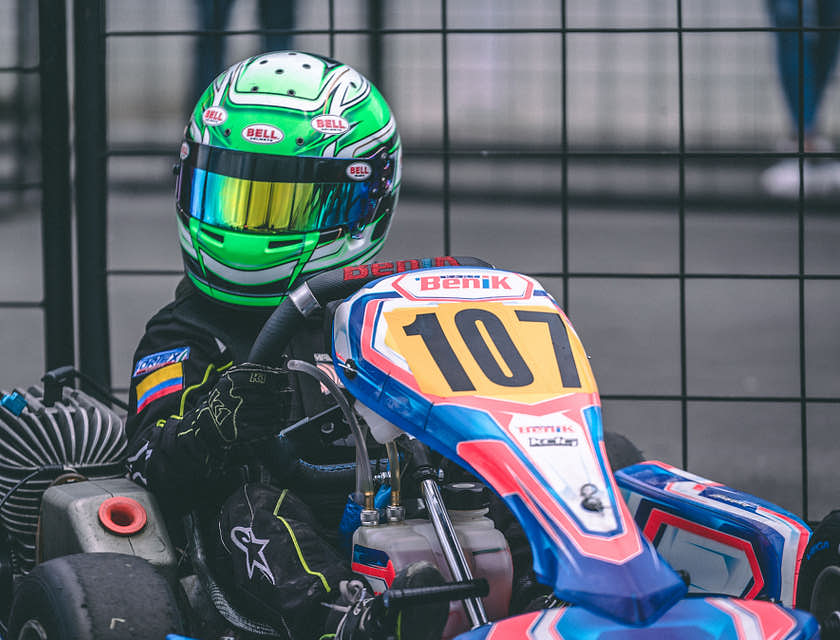 Un bambino pronto a fare una gara in una pista di go-kart.