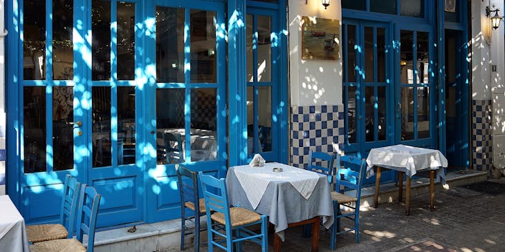Sección exterior de restaurante de comida griega.