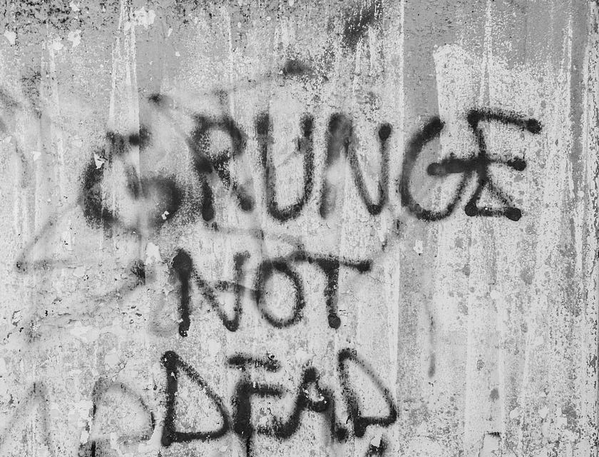 Un message grunge tagué sur un mur.