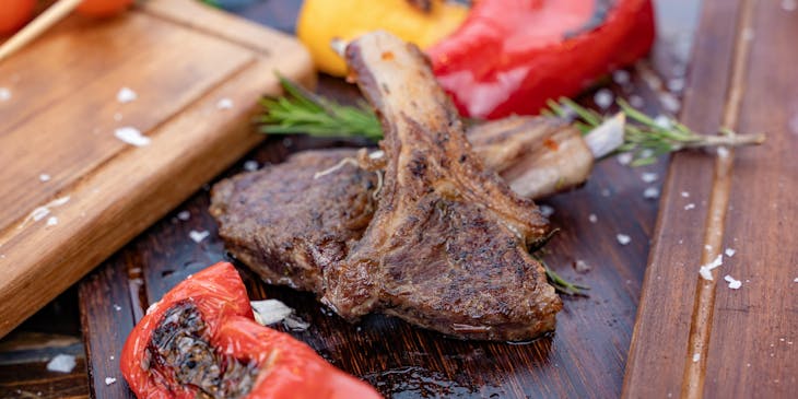 Costolette di carne alla brace con peperoni servite in un ristorante guamaniano.