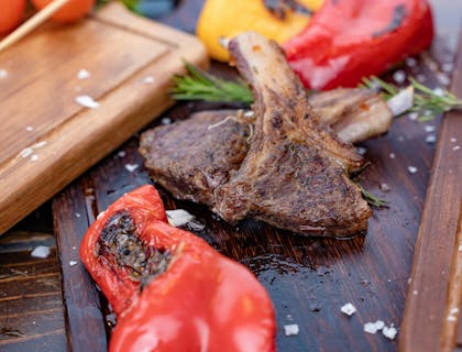 Costolette di carne alla brace con peperoni servite in un ristorante guamaniano.
