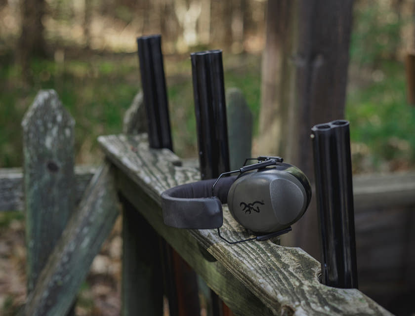 Un casque posé sur un support d'armes dans un stand de tir.