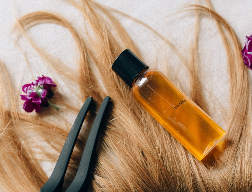 Um cabelo comprido, produtos para os cabelos e flores.