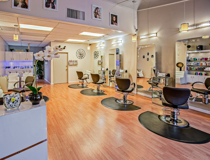 Un salon de coiffure propre et moderne.