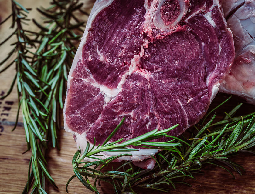 Pedaço de carne halal e temperos.