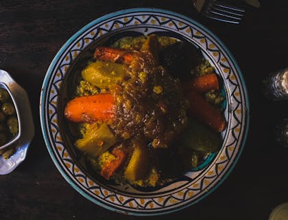 Un plat halal dans un bol.