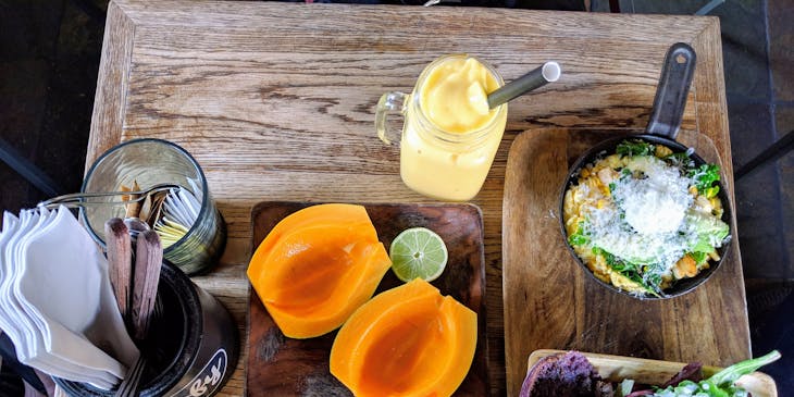 Fruta fresca y comida cocinada servida en un restaurante hawaiano.