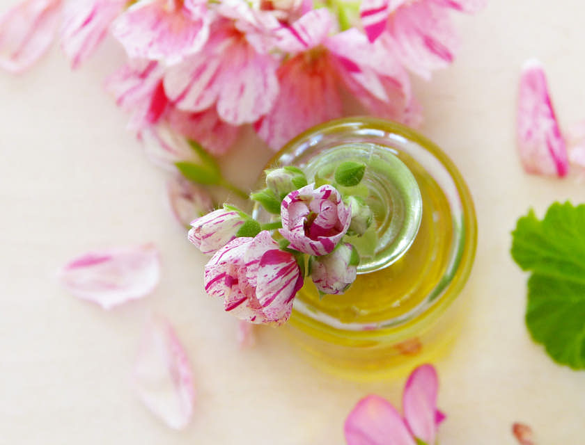 Unas hermosas y saludables flores rosas en un florero sobre una mesa de madera en una empresa de salud y belleza.