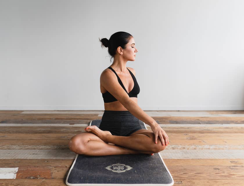 Una donna che fa yoga in un centro benessere e fitness.