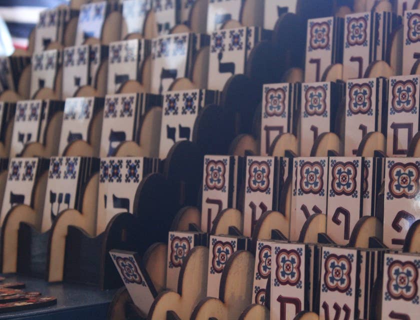 azulejos con letras hebreas en un negocio con nombre hebreo