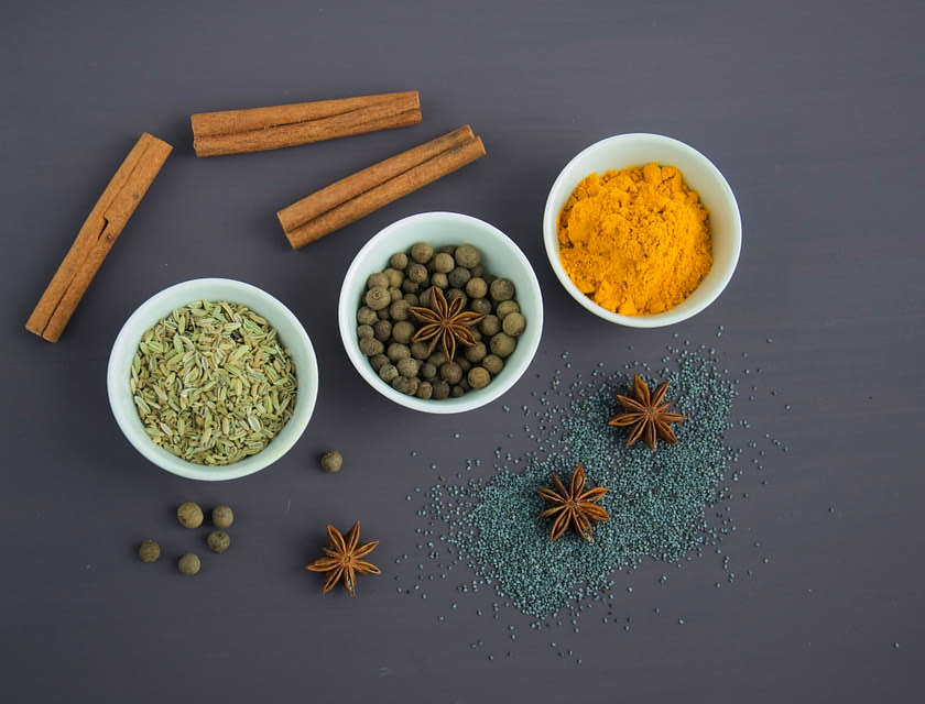 Un assortimento di erbe aromatiche e spezie in un negozio.