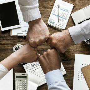 Contrata empleados.