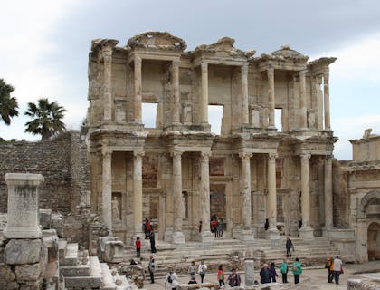 Personas de un negocio de recorridos históricos durante un paseo por Turquía.