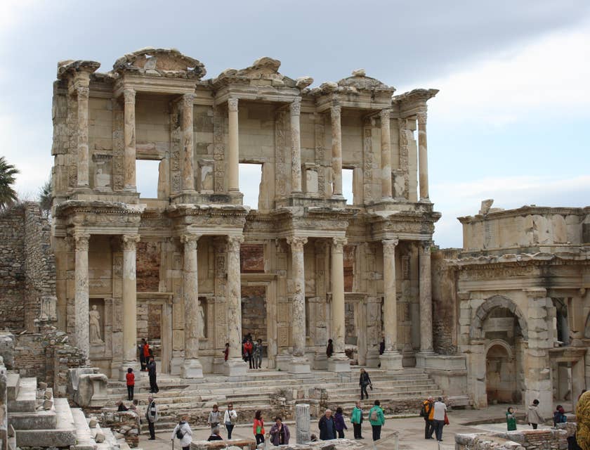 Alcune persone davanti alla facciata della Biblioteca di Celso durante una visita al sito archeologico di Efeso.