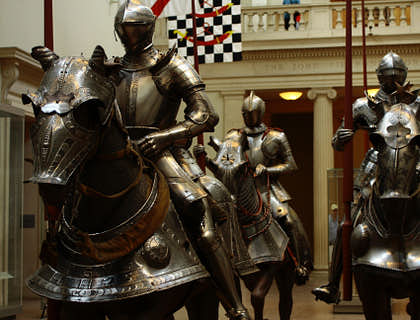 La imagen de tres caballeros desfilando a caballo en un negocio con nombre honorable.