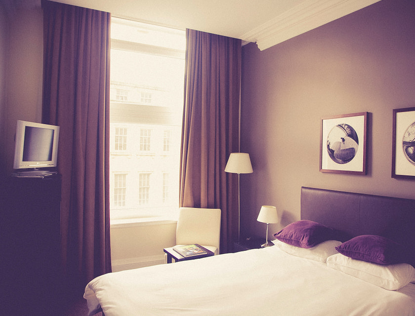 Quarto vazio em um hotel.