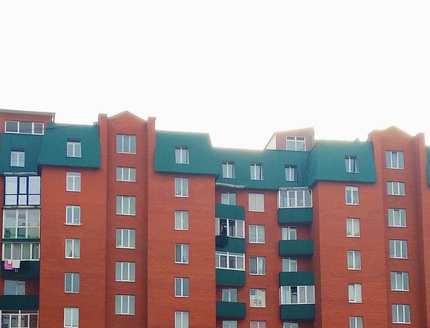 Immeuble d'appartements rouge et vert.