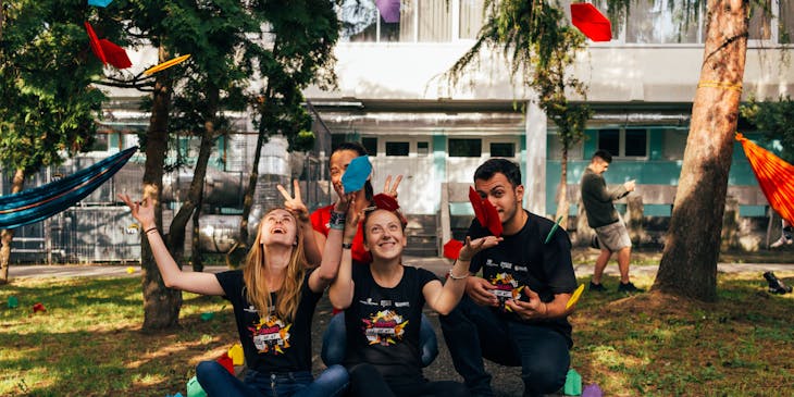 Tres jóvenes participando en una actividad de caridad en una organización benéfica.