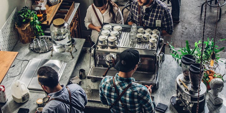 Clientes ordenando un espresso en una tienda de café.