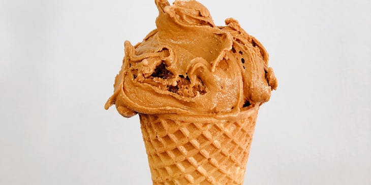 Un cono de yogurt helado sobre un fondo blanco en un negocio de yogurt helado.