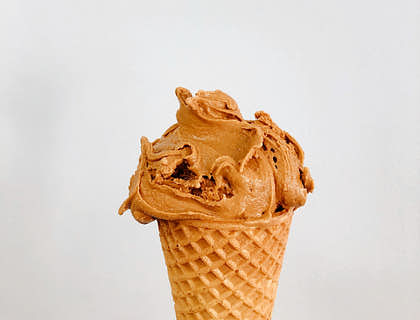 Un cono de yogurt helado sobre un fondo blanco en un negocio de yogurt helado.