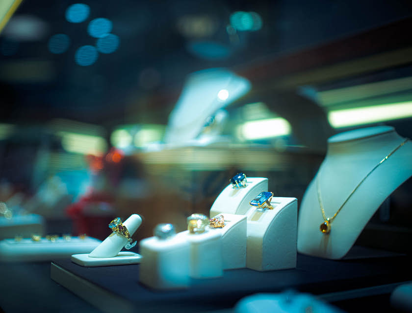 Joyas de oro fino en un escaparate de una joyería.