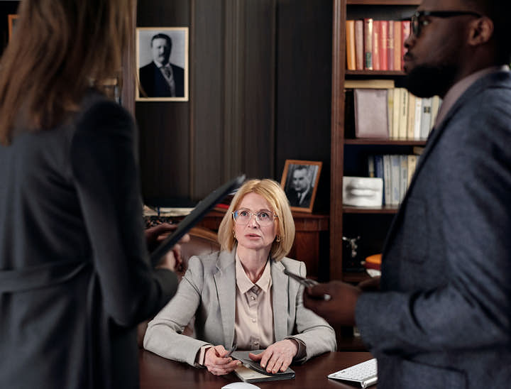 Cómo nombrar a un despacho de abogados