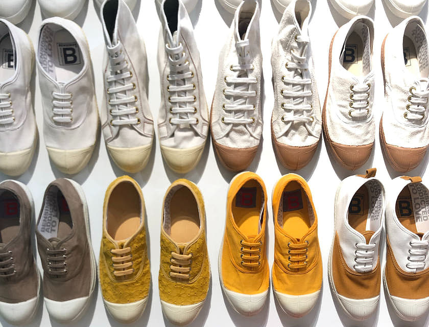 Un surtido de calzado en exhibición en un empresa de zapatos.