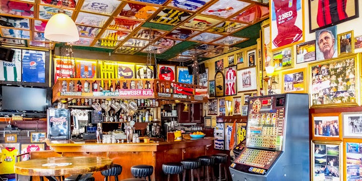 Un bar deportivo vacío.