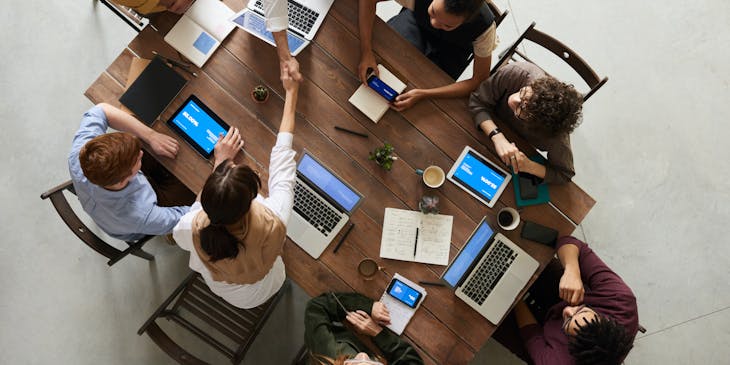 un grupo de personas que trabajan en sus laptops en una startup