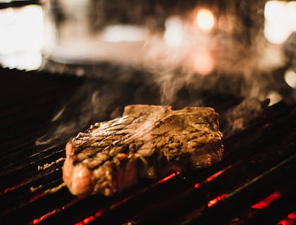 Carne asada al fuego en un asador.