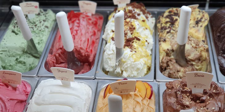 Varios sabores de helado en un negocio de helados.
