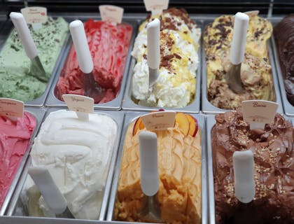 Varios sabores de helado en un negocio de helados.